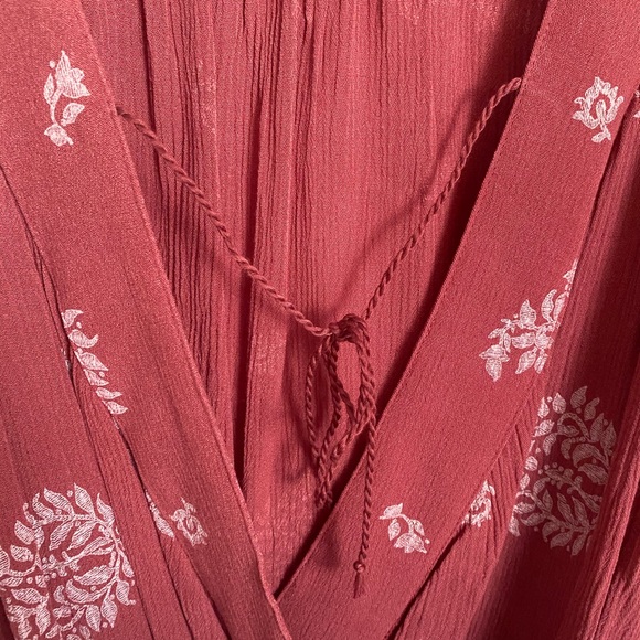 Patterned deep v-neck blouse with tie - Picture 2 of 4